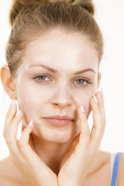 Mujer Joven Con Crema Cosmética Máscara Humedad Cara Tratamiento Belleza — Foto de Stock