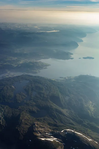 飛行機からノルウェーのフィヨルドの風景をご覧ください 北欧上空を飛行する航空機 — ストック写真