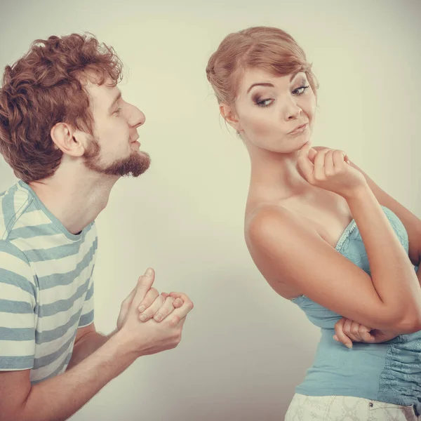 Conflicterende Paar Relatie Probleem Vriendje Proberen Overtuigen Vriendin Man Vragen — Stockfoto