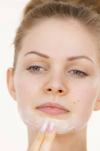 Jonge Vrouw Die Gezichtscrème Cosmetische Masker Hydraterende Haar Gezicht Perfecte — Stockfoto