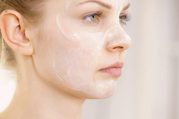 Jonge Vrouw Met Crème Cosmetische Masker Vocht Haar Gezicht Schoonheidsbehandeling — Stockfoto