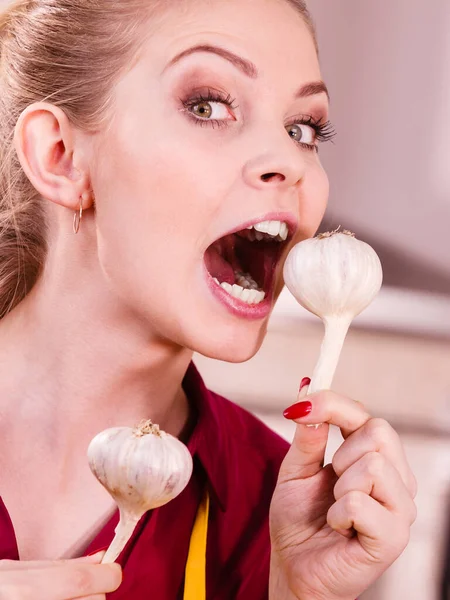 Engraçado Jovem Tentando Comer Alho Cru Dando Uma Grande Mordida — Fotografia de Stock