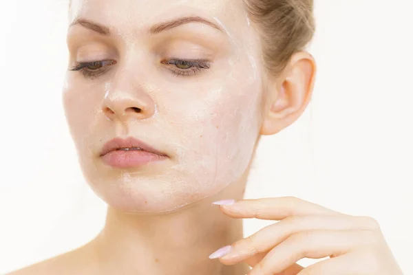 Ung Kvinna Med Grädde Kosmetiska Maskera Fukt Ansiktet Skönhetsbehandling Hudvård — Stockfoto