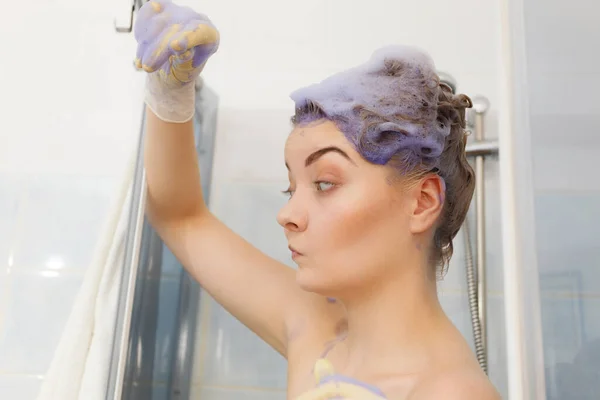 Γυναίκα Εφαρμογή Σαμπουάν Χρωματισμό Στα Μαλλιά Της Γυναίκα Που Έχει — Φωτογραφία Αρχείου