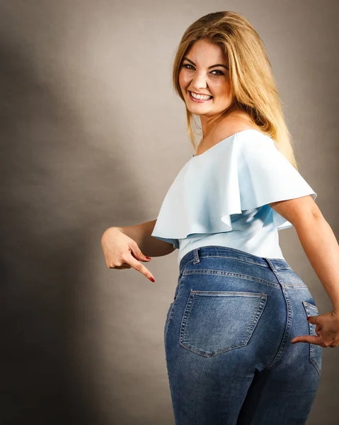 Weibliche Size Hüften Gesäß Blauen Jeans Frau Präsentiert Modisches Outfit — Stockfoto