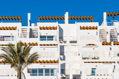 İspanyol tatil köyü beyaz binaları. Endülüs 'teki Mojacar köyü, Almerya kıyısı, İspanya