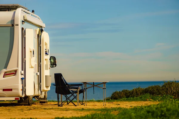 スペインの海岸沿いのキャラバンでキャンプ用品の椅子とテーブル 自然のビーチで野生のキャンプ モーターホームでの休暇と旅行 — ストック写真