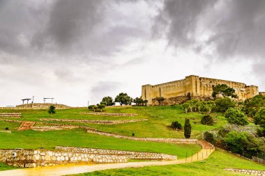 Fuengirola 'daki Sohail Kalesi, Malaga İspanya. Turist eğlencesi. Costa del Sol 'da tatiller.