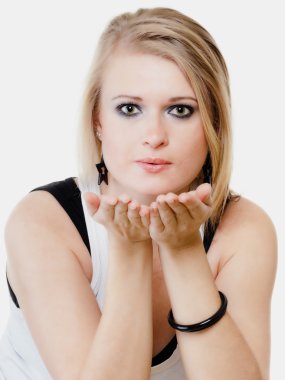 Kız öpücük üfleme