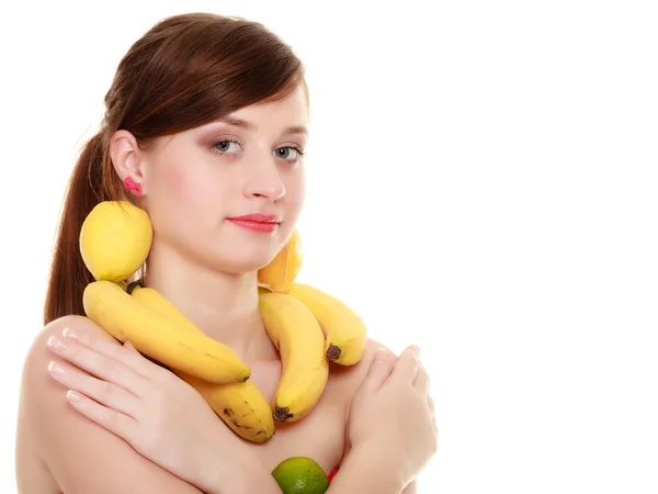 Девушка с фруктовым ожерельем — стоковое фото