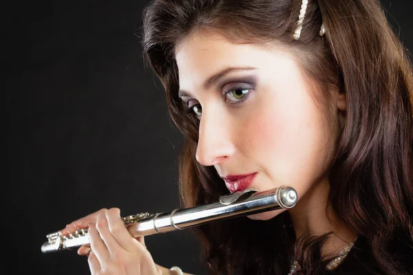 Жінка грає флейта . — стокове фото