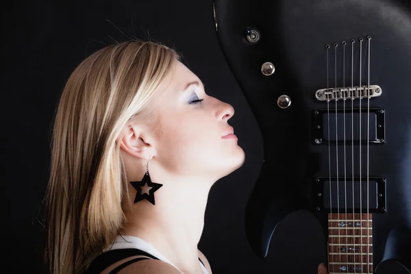 Dziewczyna z gitarą elektryczną — Zdjęcie stockowe