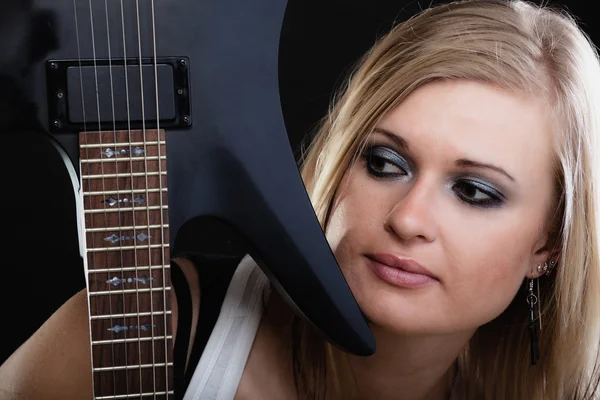 Menina guitarrista com guitarra elétrica — Fotografia de Stock