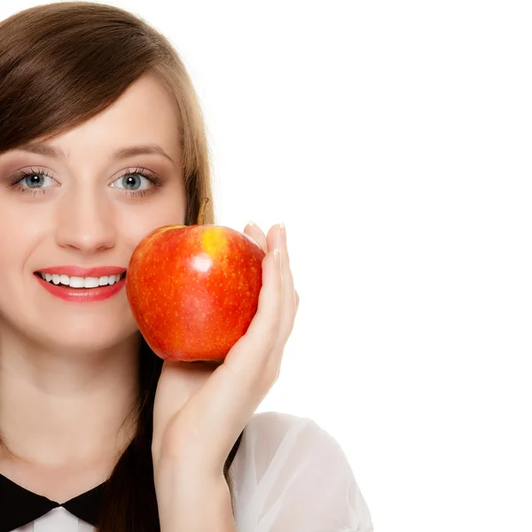 Menina oferecendo maçã — Fotografia de Stock