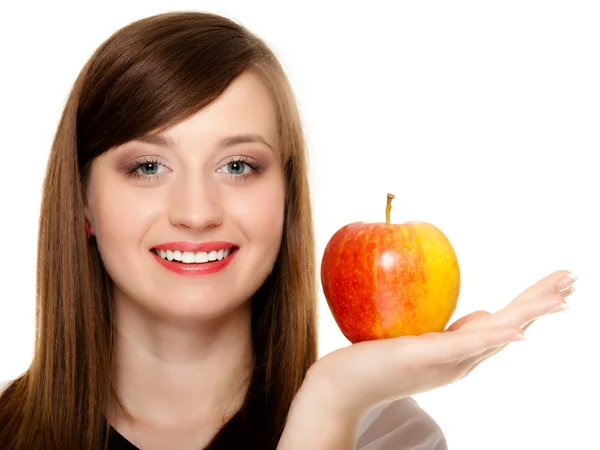 Chica ofreciendo manzana — Foto de Stock