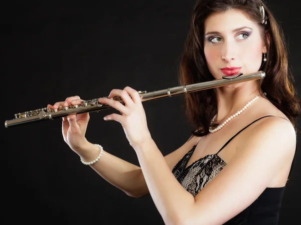 Woman flutist playing flute — Stock Photo, Image