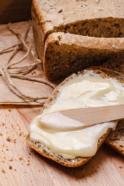 Natürmort taze ekmek tereyağı ve bal ile