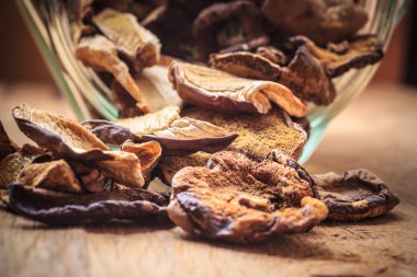 Ahşap masa üzerinde kavanoza kuru mantar.