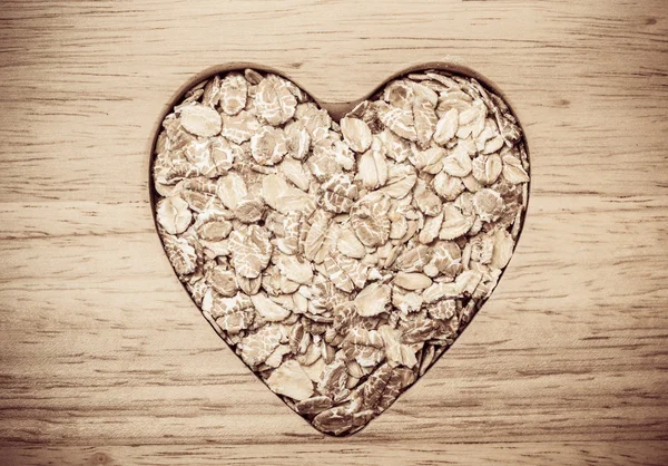 Cuore di avena a forma di cereale su superficie di legno . — Foto Stock