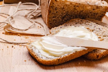 Natürmort taze ekmek tereyağı ve bal ile