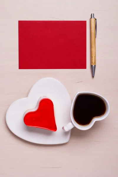 Pastel de taza de café en forma de corazón y papel en blanco —  Fotos de Stock