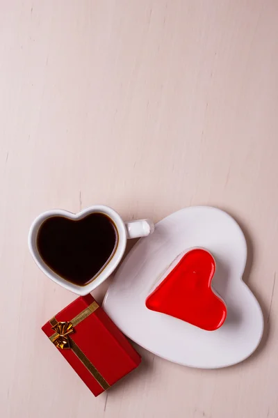 Кофейный торт в форме сердца и подарочная коробка — стоковое фото