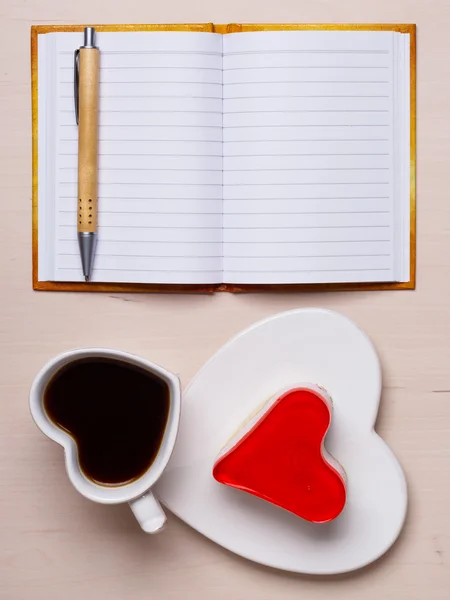 Koffie beker cake in hart vorm en laptop — Stockfoto