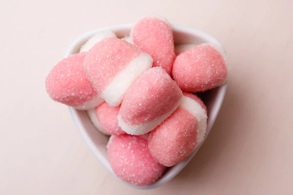 Rosa gelé eller marshmallows med socker i skål — Stockfoto