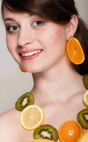饮食。项链的新鲜柑橘水果的女孩 — 图库照片