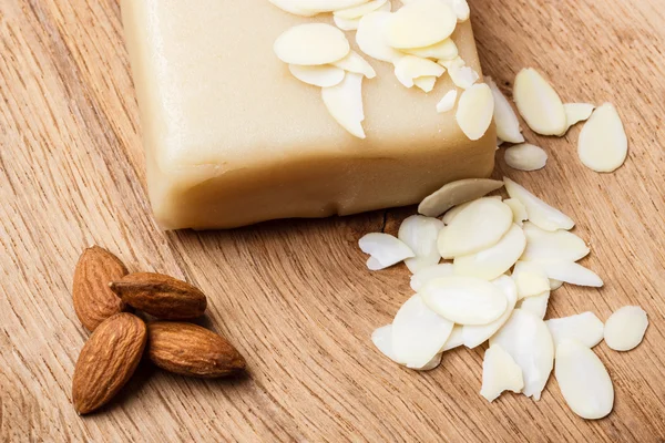 Massepain et amandes sur la surface en bois — Photo