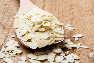 Tahta kaşık badem dilimleri