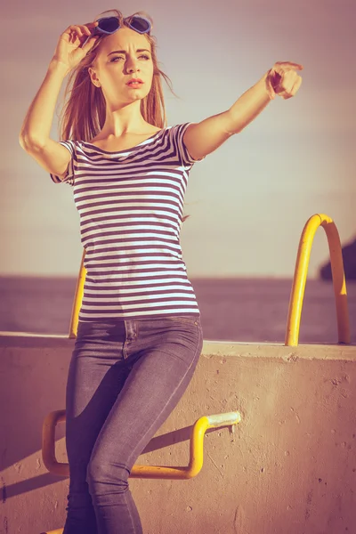 Chica disfrutando de la brisa del verano al atardecer en marina —  Fotos de Stock