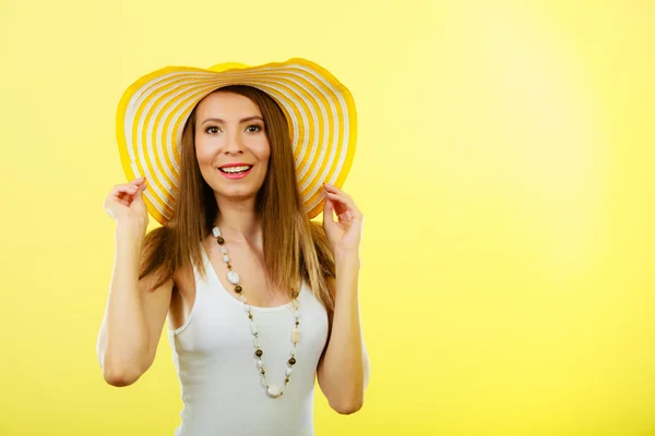 Женщина в большой жёлтой летней шляпе . — стоковое фото