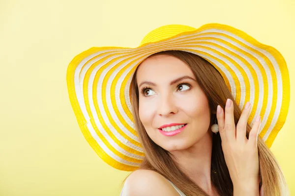 Žena ve velké žluté letní klobouk. — Stock fotografie