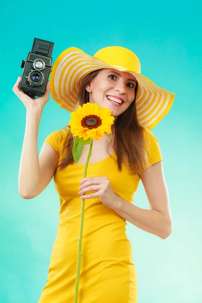 Summer woman holds sunflower old camera — Stock Photo, Image