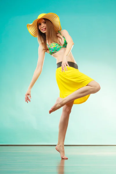 Femme en paille chapeau d'été et bikini — Photo