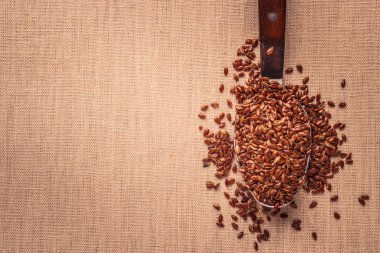 Üzerinde mutfak kaşık keten tohumu keten tohumu