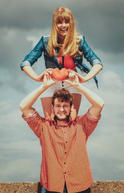 aşık çift kırmızı kalp açık tutar