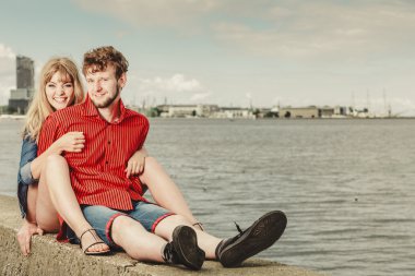 Seven çift boş zaman birlikte deniz kenarında vakit