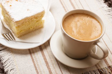 fincan kahve ve kek tablo ile