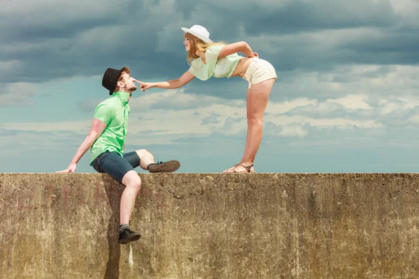 Hipster-Paar verliebt beim Flirten im Freien — Stockfoto