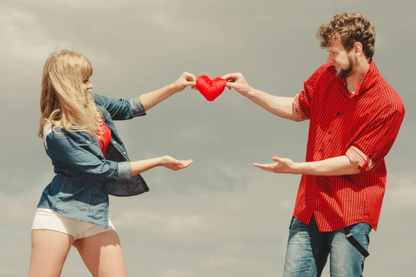 Coppia innamorata tiene il cuore rosso all'aperto — Foto Stock