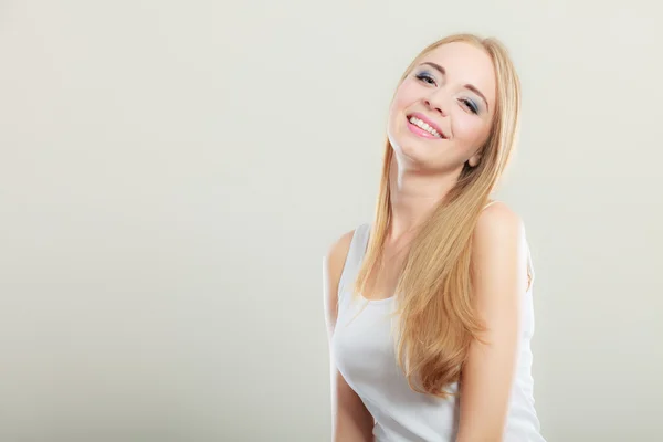 Retrato de mujer hermosa sonriendo — Foto de Stock