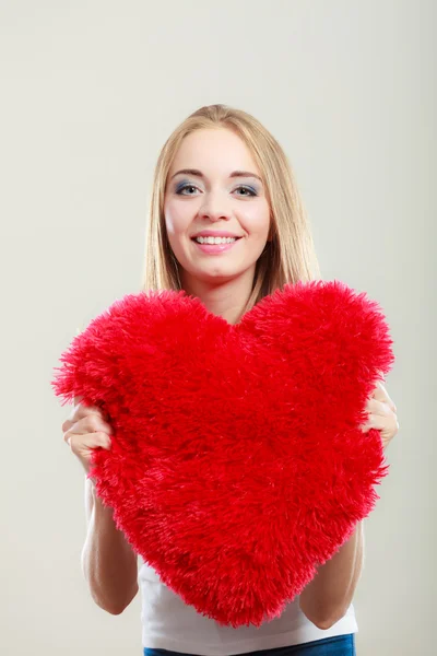 Mulher segurando coração em forma de travesseiro símbolo do amor — Fotografia de Stock