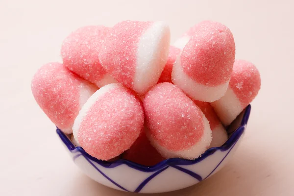 Jaleas rosadas o malvaviscos con azúcar en un tazón — Foto de Stock