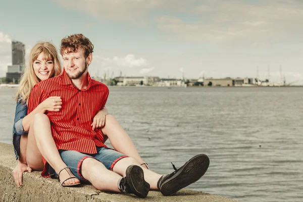 Milující pár tráví volný čas spolu u moře Royalty Free Stock Fotografie