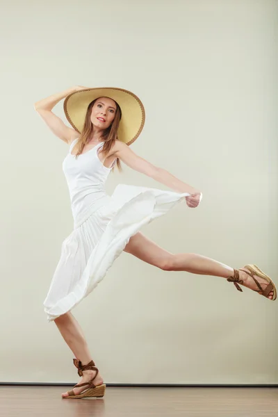 Mulher de palha chapéu de verão vestido branco saltando — Fotografia de Stock