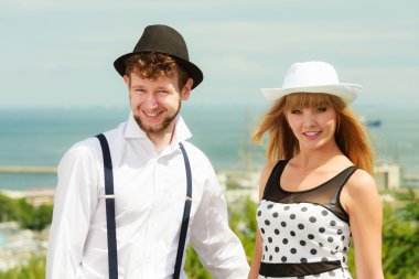 parkta bankta oturan çift retro tarzı