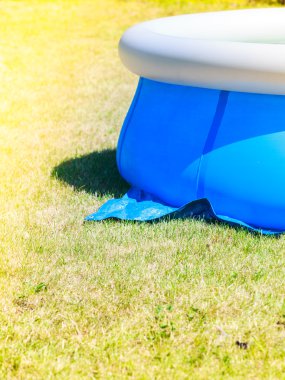 şişme su havuzu çimenlerin üzerinde