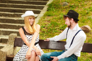 parkta bankta oturan çift retro tarzı